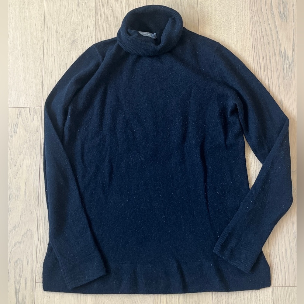 Neiman Marcus Black Cashmere Turtleneck sweater